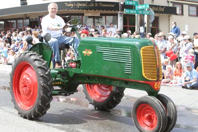 9555 Festival 05 Parade1