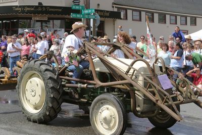 9557 Festival 05 Parade1