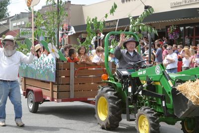 9682 Festival 05 Parade2