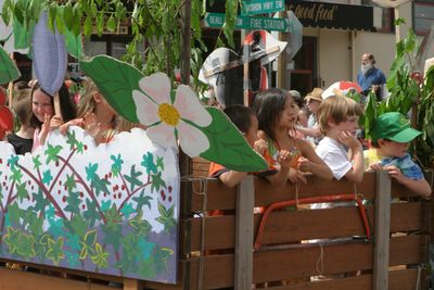 9684 Festival 05 Parade2