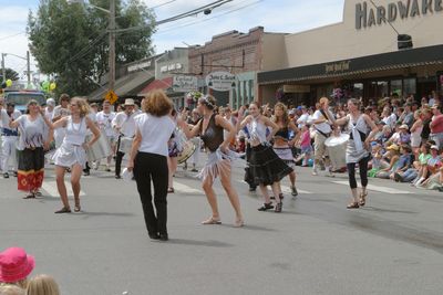 9727 Festival 05 Parade2