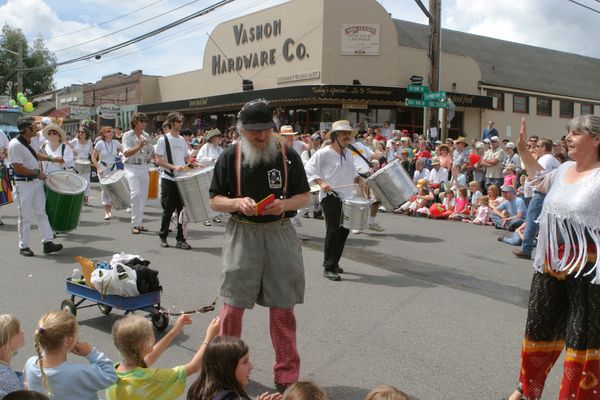9732 Festival 05 Parade2