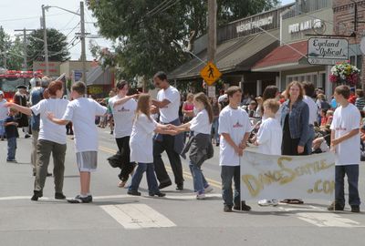 9820 Festival 05 Parade2