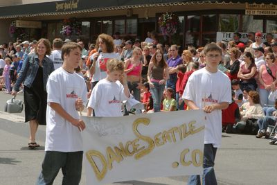 9822 Festival 05 Parade2