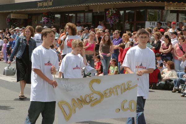 9822 Festival 05 Parade2