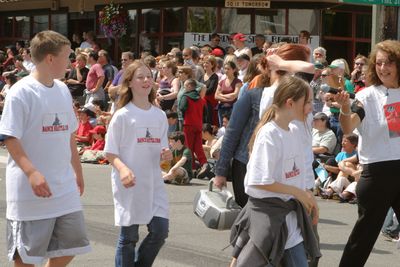 9824 Festival 05 Parade2