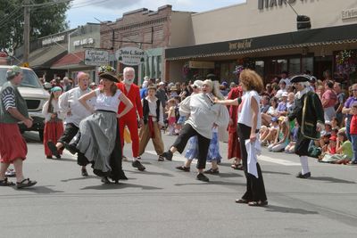 9832 Festival 05 Parade2