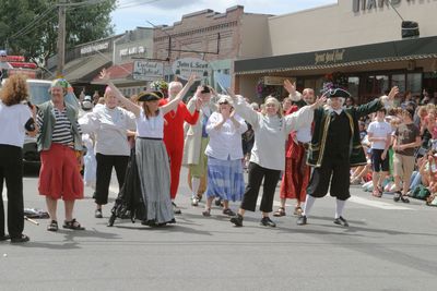9835 Festival 05 Parade2