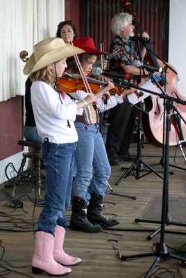 0956 Festival 05 Just Fiddlin Round