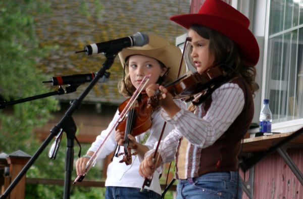 0962 Festival 05 Just Fiddlin Round