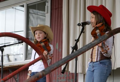 1008 Festival 05 Just Fiddlin Round