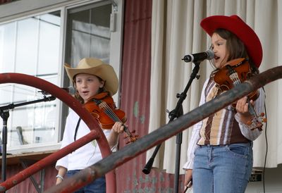 1011 Festival 05 Just Fiddlin Round