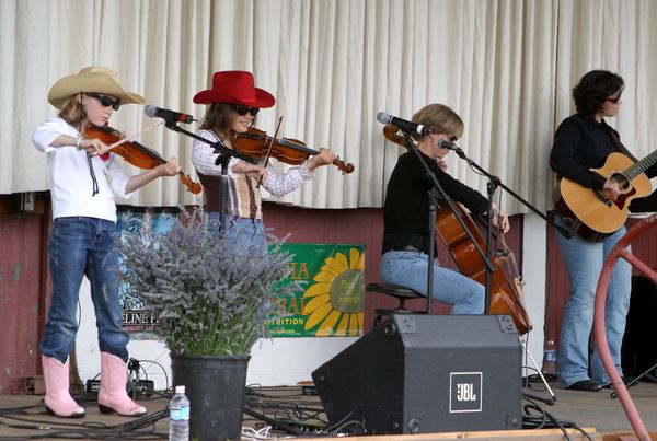 1017 Festival 05 Just Fiddlin Round