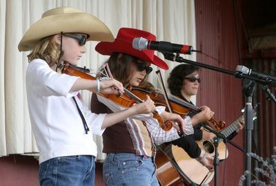 1020 Festival 05 Just Fiddlin Round