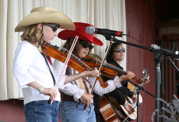 1023 Festival 05 Just Fiddlin Round