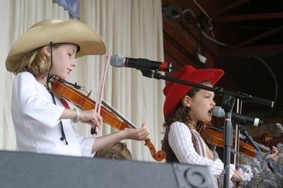 1055 Festival 05 Just Fiddlin Round