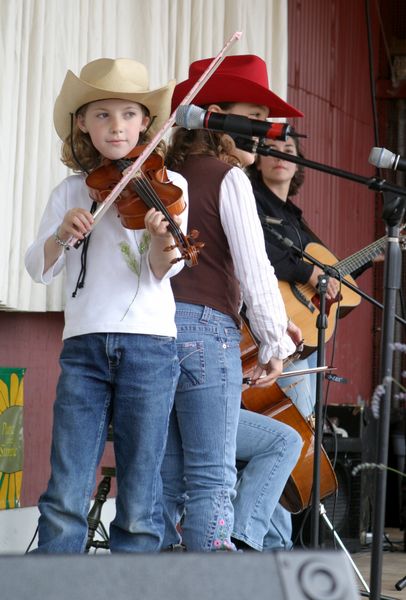 1074 Festival 05 Just Fiddlin Round