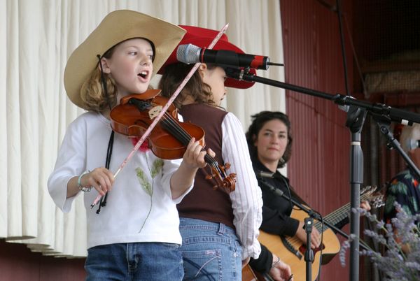 1075 Festival 05 Just Fiddlin Round