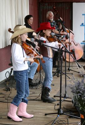 1086 Festival 05 Just Fiddlin Round