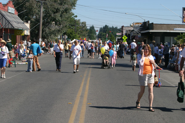 19009 Saturday Festival Scenes