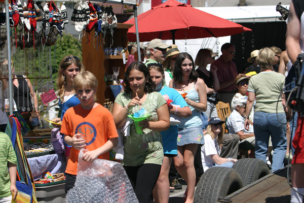 19555 Saturday Festival Scenes