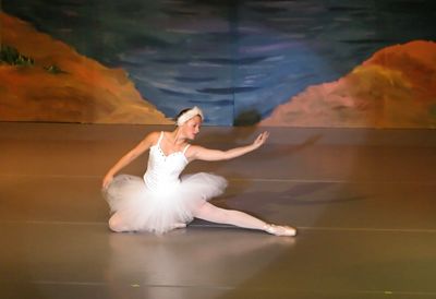 6811 Swan Lake