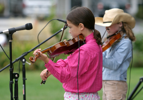 2566 Just Fiddlin Round at lunch