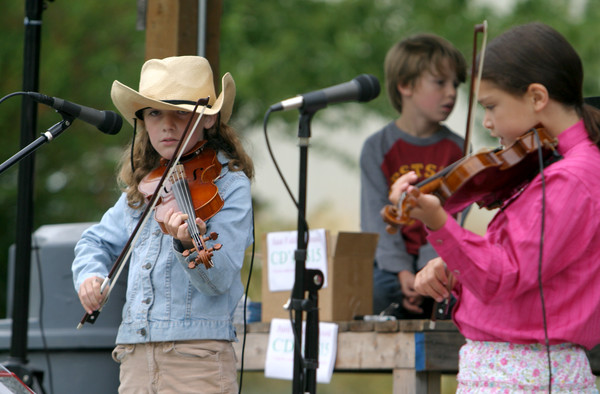 2574 Just Fiddlin Round at lunch