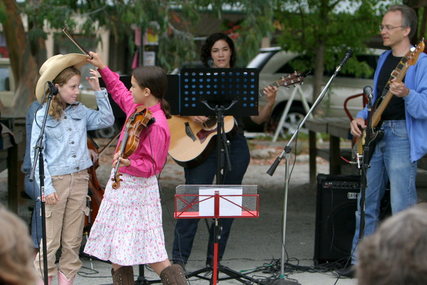 2579 Just Fiddlin Round at lunch