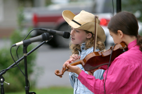 2583 Just Fiddlin Round at lunch