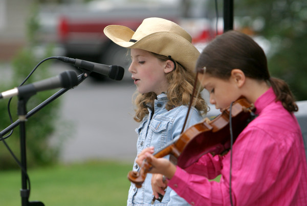 2585 Just Fiddlin Round at lunch
