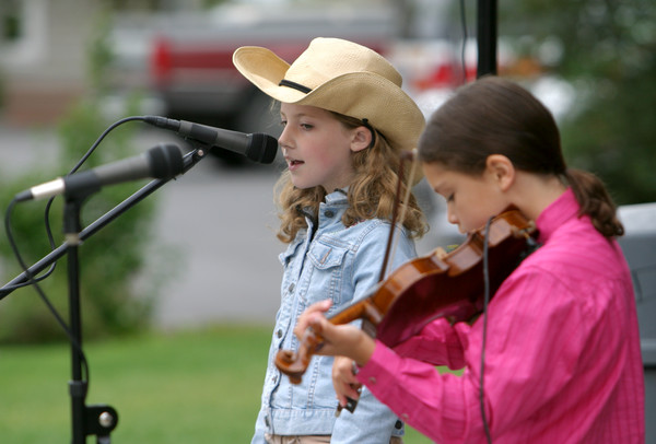 2586 Just Fiddlin Round at lunch