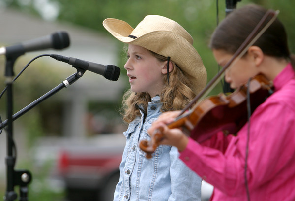 2610 Just Fiddlin Round at lunch
