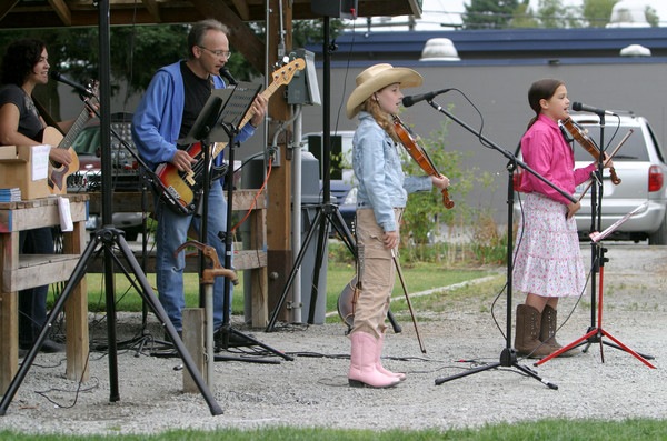 2633 Just Fiddlin Round at lunch