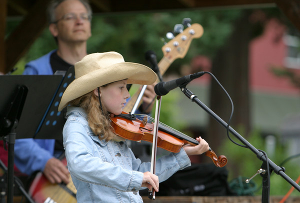 2642 Just Fiddlin Round at lunch