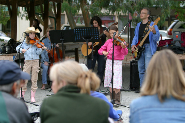 2671 Just Fiddlin Round at lunch