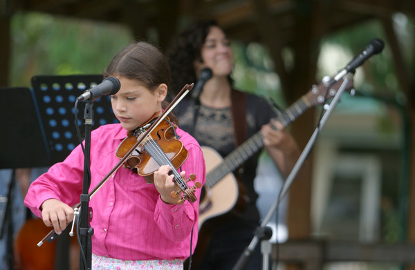 2686 Just Fiddlin Round at lunch