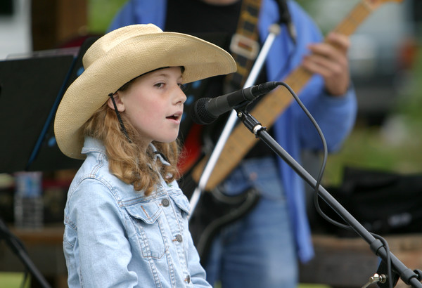 2695 Just Fiddlin Round at lunch