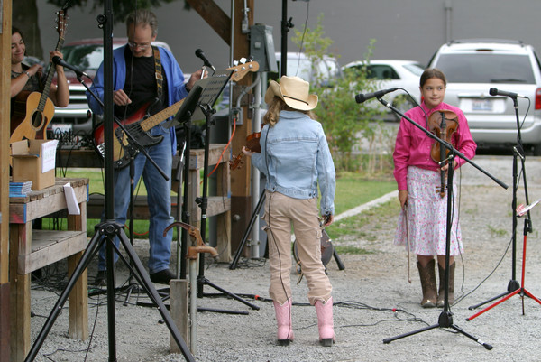 2869 Just Fiddlin Round at lunch